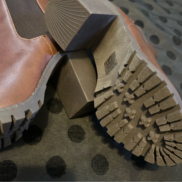 Soda Brown Ankle Boots with Block Heel - NWOB Size 9 - Picture 5 of 6